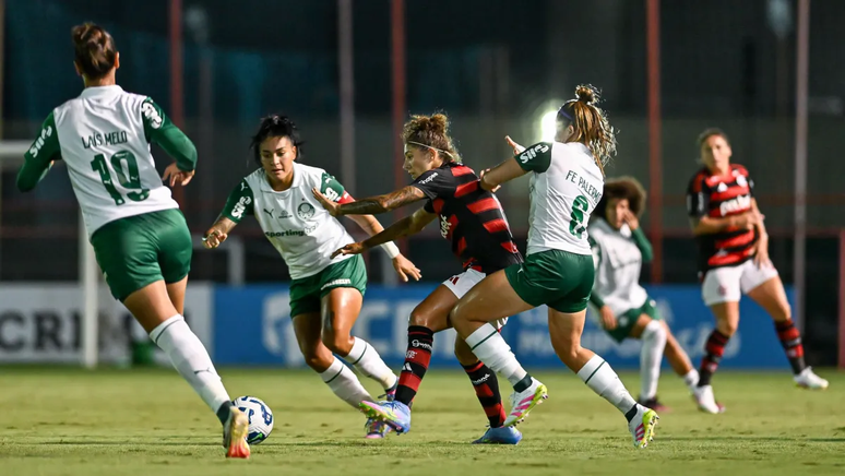 Lance de Flamengo x Palmeiras pelo Brasileiro Feminino