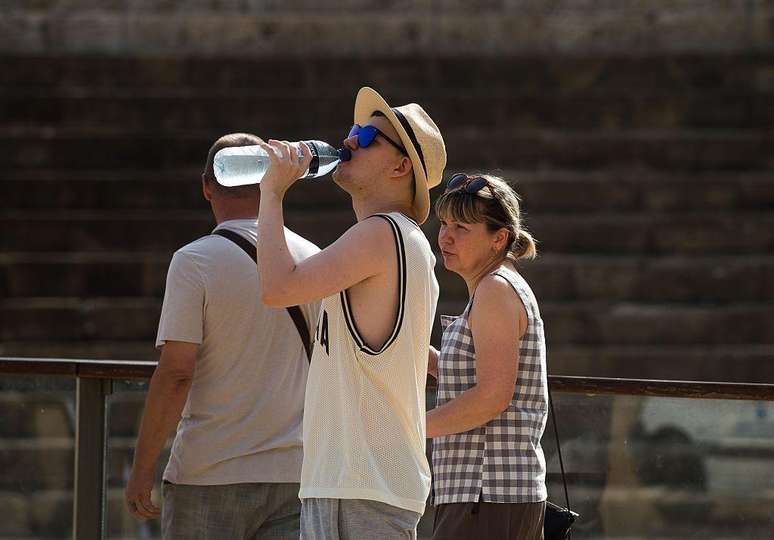 A hidratação é fundamental em períodos de ondas de calor