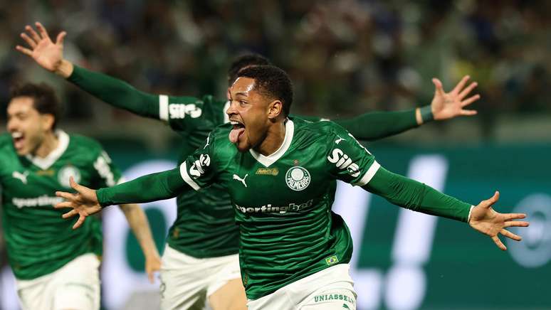 Vitor Roque comemorando o gol no cl&aacute;ssico contra o S&atilde;o Paulo, em maio. 