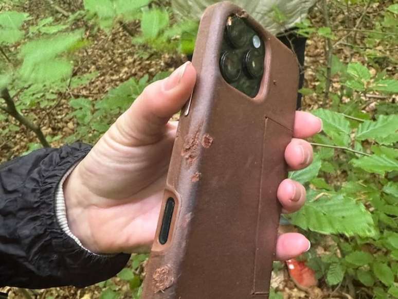 Foto de como ficou o iPhone após cair do avião na Alemanha