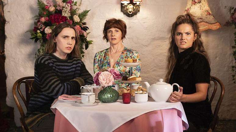 Kat Sadler, Louise Brealey e Lizzie Davidson formam o trio central de 'Such Brave Girls'