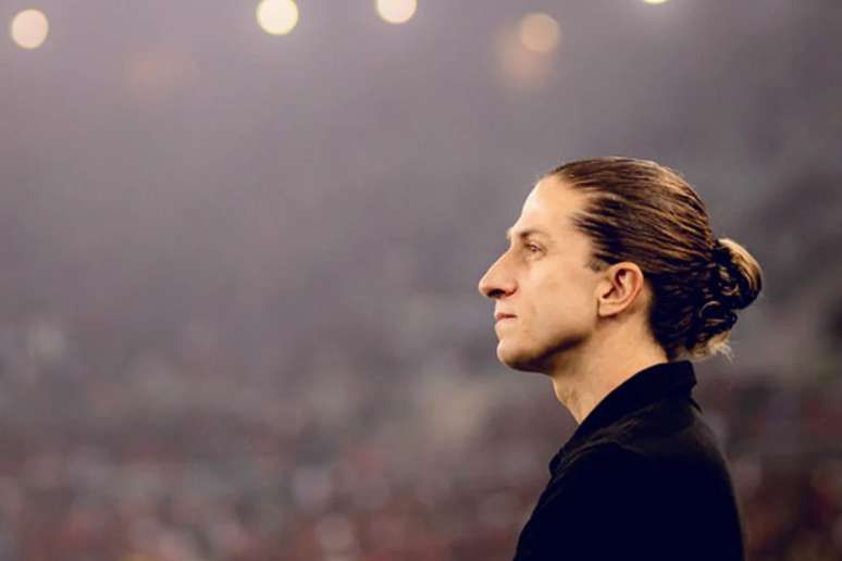 Filipe Luís, técnico do Flamengo, à beira do campo