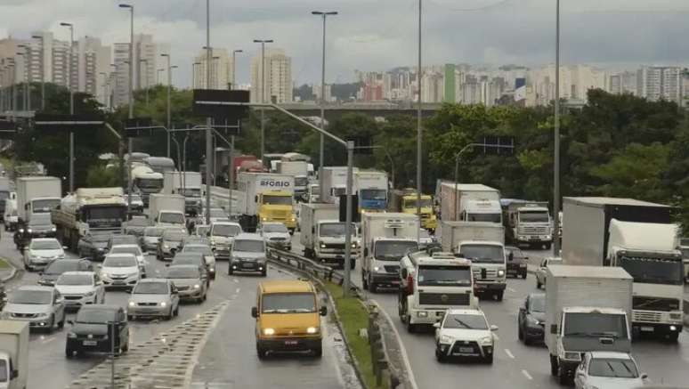 Policial civil é ferido durante tentativa de assalto na Marginal Tietê. Foto ilustrativa da via.