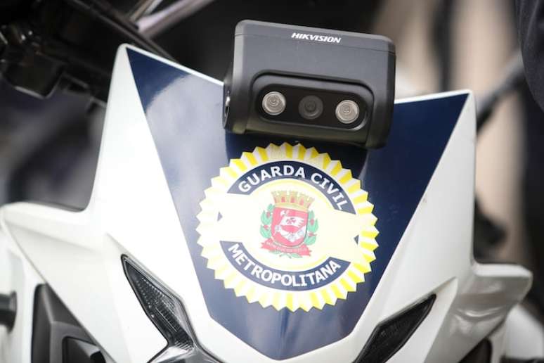 Os novos equipamentos são capazes de detectar irregularidades e enviar alertas imediatos à equipe que captura imagens, possibilitando abordagens mais rápidas e eficazes aos criminosos que usam motos com placas frias ou roubadas para cometer crimes na capital paulista, segundo a Prefeitura