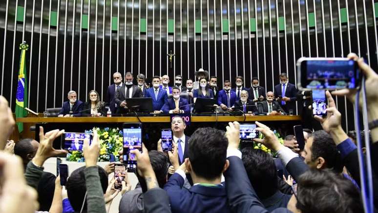 Deputados de oposição ocupam Mesa da Câmara dos Deputados