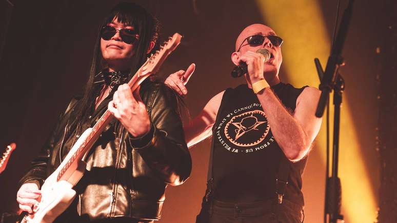 Kai e Andrew Eldritch ao vivo com The Sisters of Mercy em 2023 -
