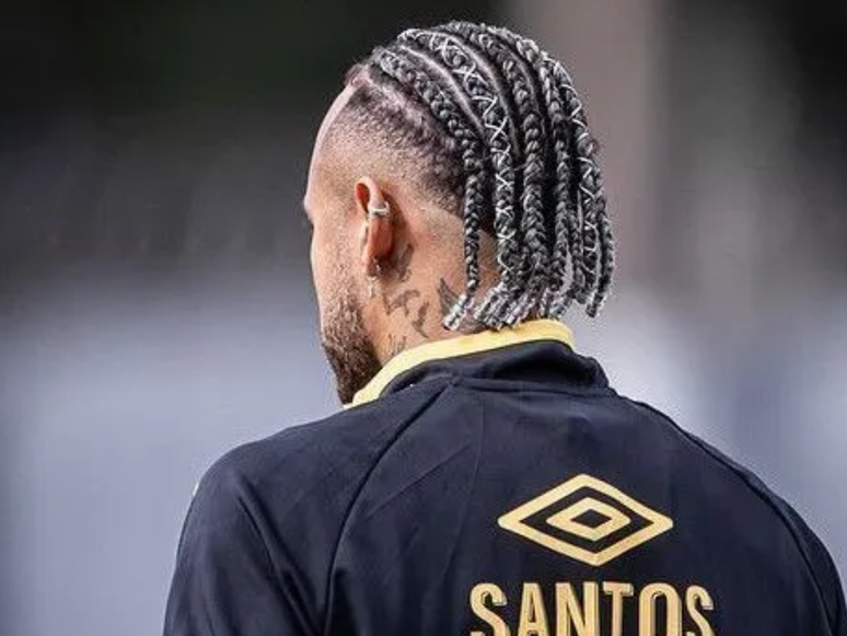Neymar interacts with Gabigol and “Tieta” Kaio Jorge after Santos’s victory over Cruzeiro
