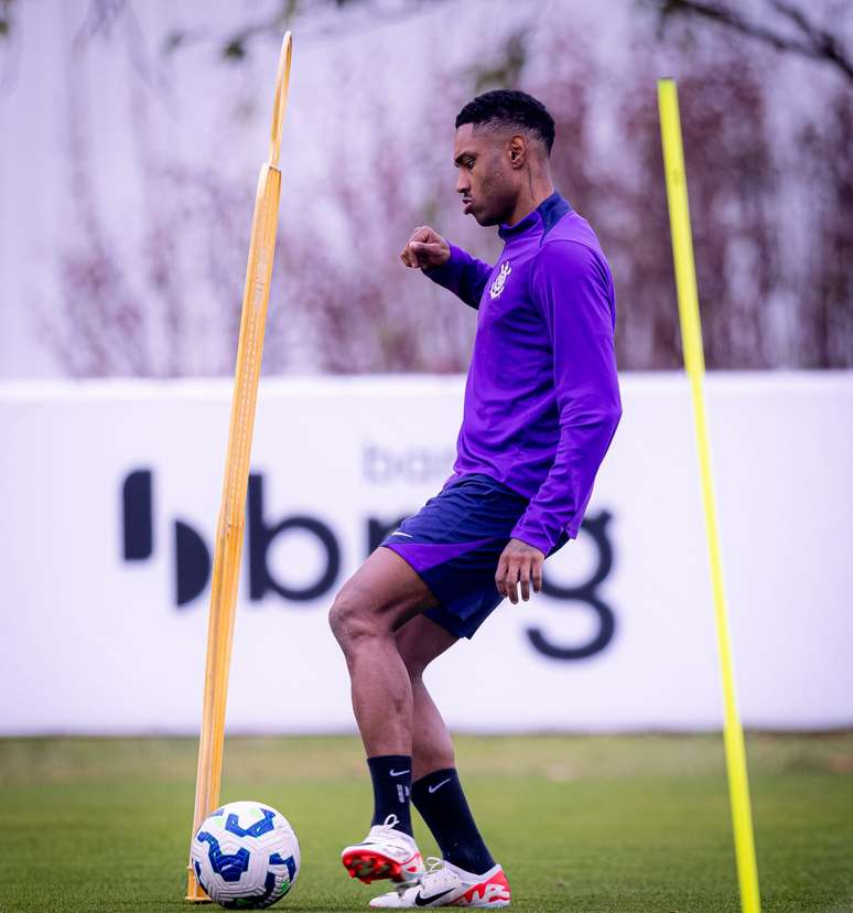 Vitinho treinando no CT do Corinthians 