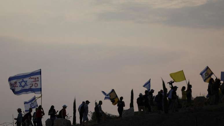 Mulheres israelenses lideram um protesto exigindo o fim da guerra em Gaza e a liberta&ccedil;&atilde;o de todos os ref&eacute;ns em cativeiro ap&oacute;s o ataque mortal do Hamas a Israel em 7 de outubro de 2023, perto do kibutz Nahal Oz e da fronteira de Israel com Gaza, em 10 de agosto de 2025.