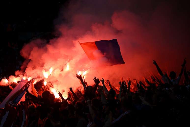 Torcedores do Crystal Palace protestando contra o rebaixamento da equipe 