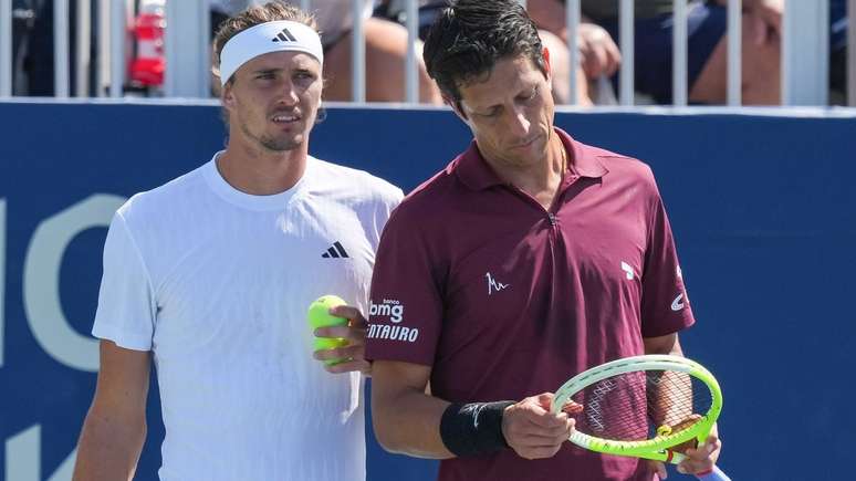 Zverev de branco e Melo de vinho 