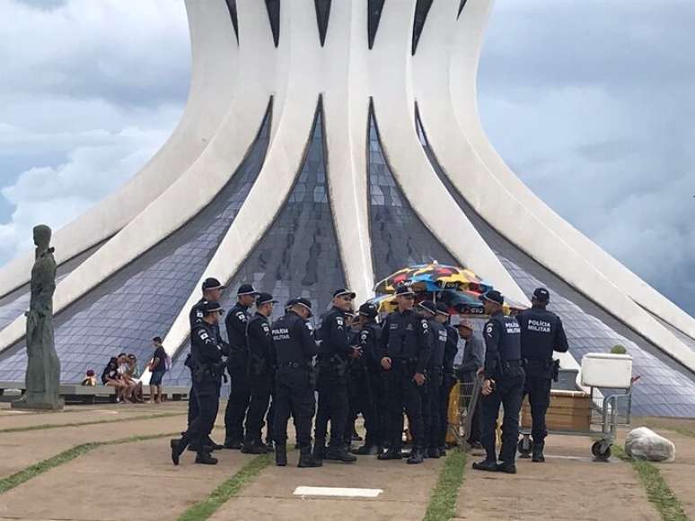 Policiais militares comprando água de coco enquanto manifestantes invadiam Congresso, STF e Planalto em 8 de Janeiro