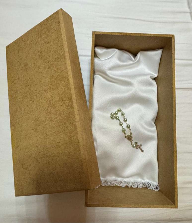 A m&eacute;dica faz pequenos caix&otilde;es e min&uacute;sculas roupas para beb&ecirc;s extremamente prematuros