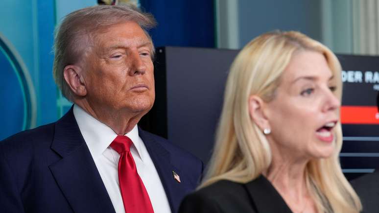 Trump colocou a polícia de Washington sob controle federal, comandada agora por Pam Bondi