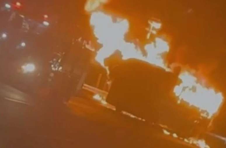 &Ocirc;nibus com cruzeirenses pega fogo na BR-040 &ndash;