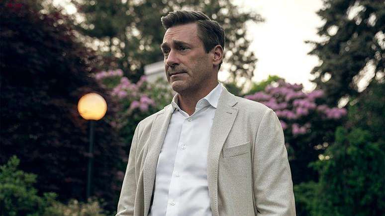 Jon Hamm interpreta um investidor desempregado em 'Seus Amigos e Vizinhos'