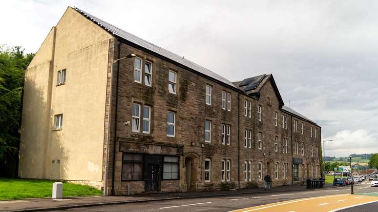 Após seu exílio, Haney se mudou para Lower Bridge Street, a poucos metros do conjunto habitacional de Raploch