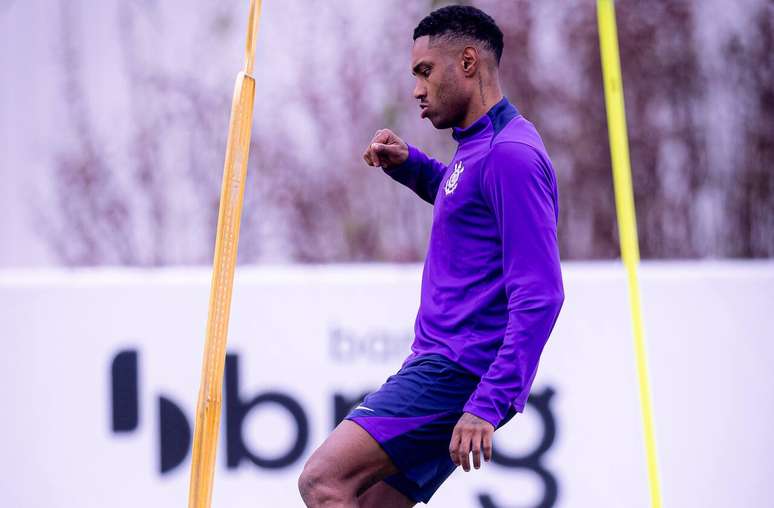Vitinho j&aacute; treinou com o grupo do Corinthians &ndash;