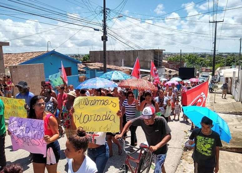 Cerca de 400 fam&iacute;lias sem teto fazem caminhada nas ruas de Bayeux, cidade paraibana. Reivindicam moradias e direitos nas ocupa&ccedil;&otilde;es.