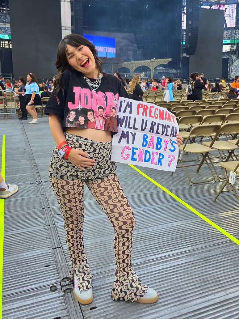 Brasileiros fazem 'chá revelação' em show dos Jonas Brothers após chamarem a atenção de Joe Jonas