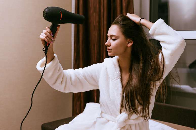 The excess use of dryer and iron affects the protection of the hair The excess use of dryer and iron affects the protection of the hair