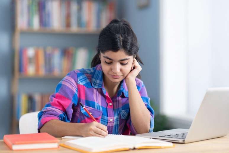 Fazer anotações em um caderno pode ser mais eficiente do que digitar