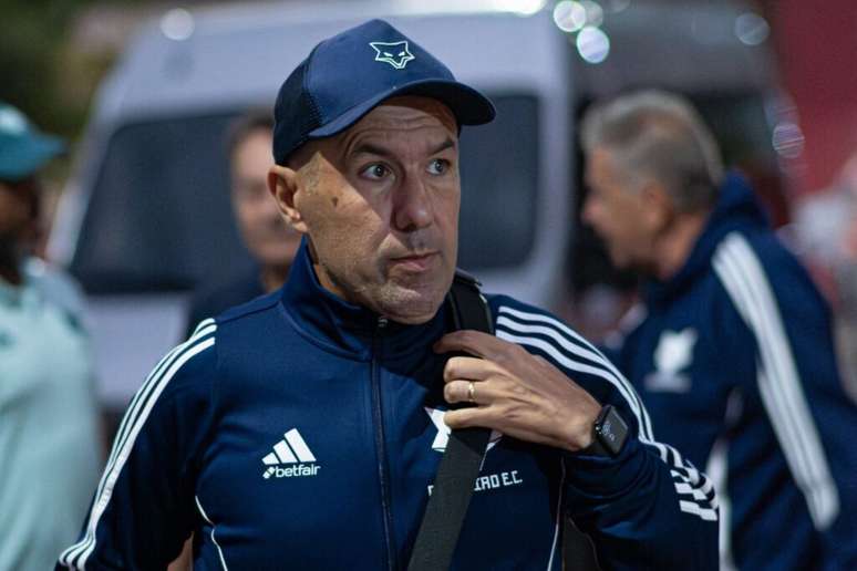 Leonardo Jardim reveals and shakes Cruzeiro fans
