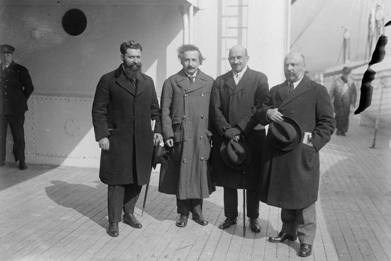 Einstein entre líderes do movimento sionista (na ordem: Ben-Zion Mossison, Einstein, Chaim Weizmann e Menachem Ussishkin)