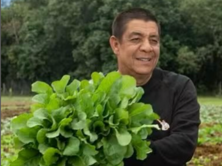 Zeca Pagodinho gives a place for food production for needy people