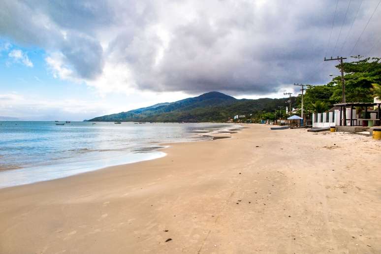 A Praia de Zimbros &eacute; ideal para quem busca sossego 