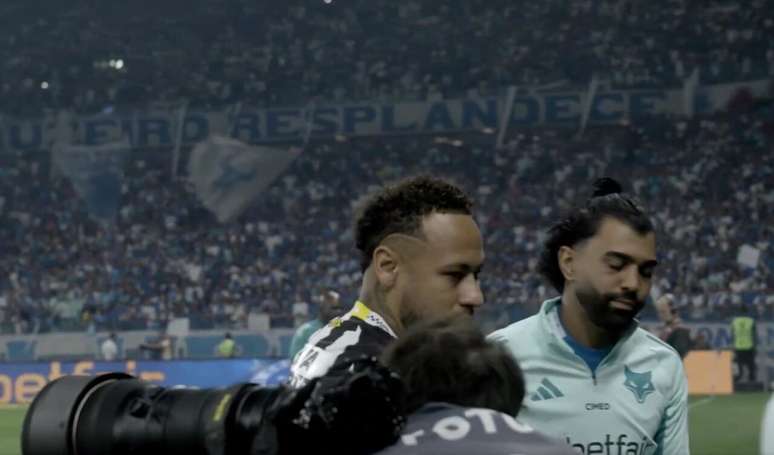 Laurindo fotografa o encontro de Neymar com Gabigol e tromba com o craque santista: como resultado de estar fora do local correto, ele expulso do gramado. Sua empresa ficou sem foto da partida –
