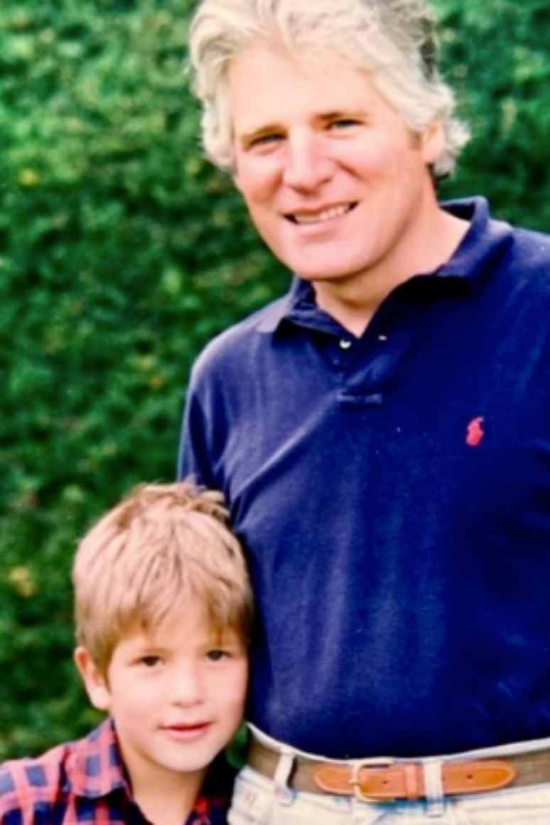 Miguel com o pai, que disse ter feito o papel de pai e m&atilde;e depois que Diana faleceu