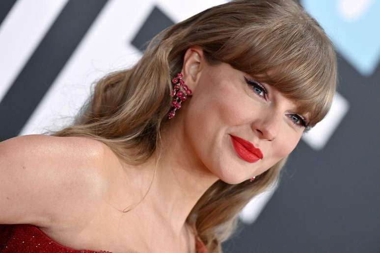 Taylor Swift usa batom e brincos vermelhos em evento