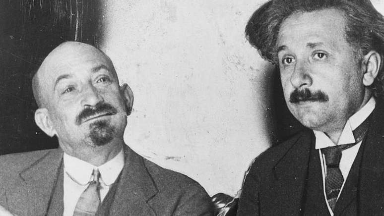 Einstein (à direita) com Chaim Weizmann, por volta de 1921; bioquímico morreu quando era presidente