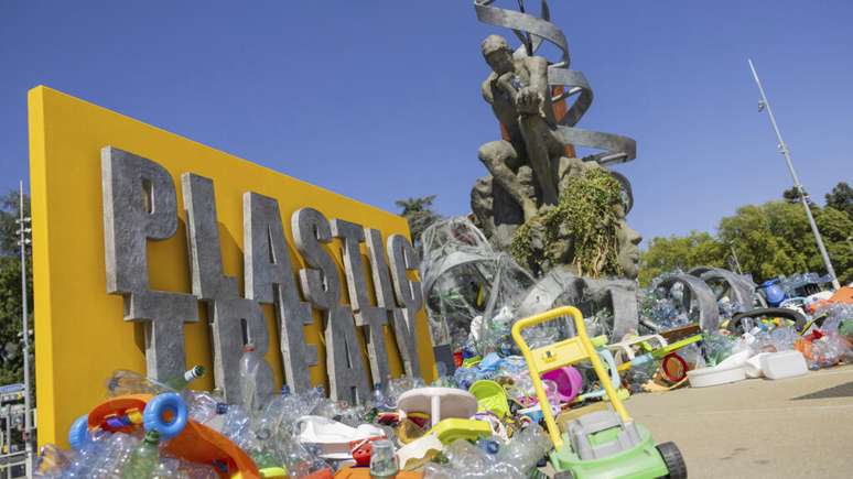 Objetos de plástico ao lado de uma obra de arte criada especialemente para as negociações do Tratado Global, em frente à sede das Nações Unidas, em Genebra, na Suíça, em 4 de agosto de 2025.