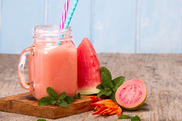 Suco de goiaba com melancia rico em vitamina C 