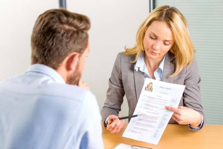 Um bom currículo é fundamental para quem deseja voltar ao mercado de trabalho 