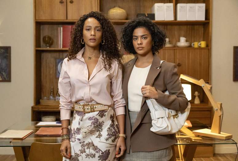 Raquel (Taís Araujo) e Maria de Fátima (Bella Campos) – (