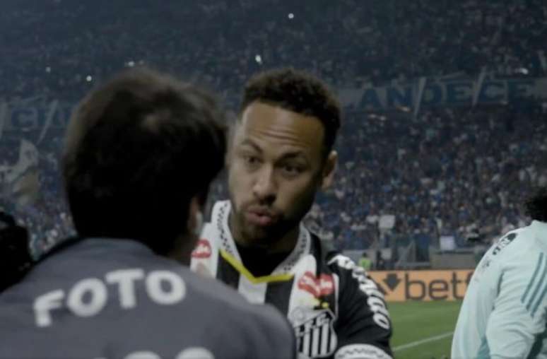 Laurindo fotografa o encontro de Neymar com Gabigol e tromba com o craque santista: como resultado de estar fora do local correto, ele expulso do gramado. Sua empresa ficou sem foto da partida –