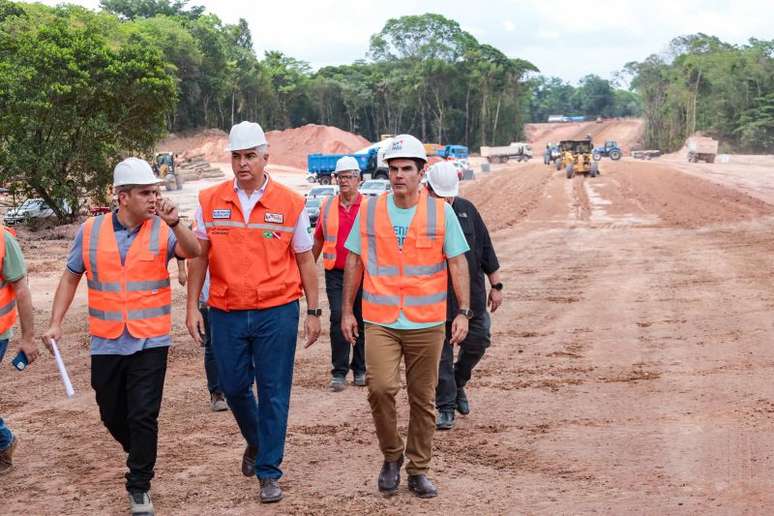 Governador Helder Barbalho vistoriando, em 2024, avanço das obras da Avenida Liberdade