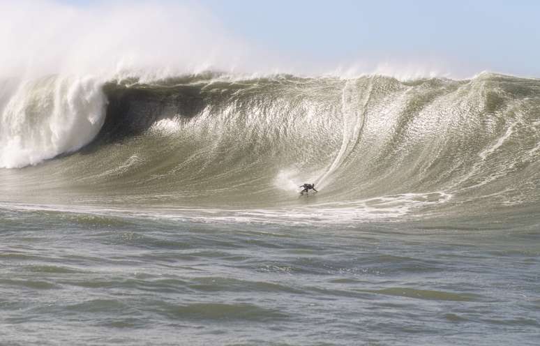Surfista Lucas Chumbo durante onda que pode ser a maior já registrada no Brasil