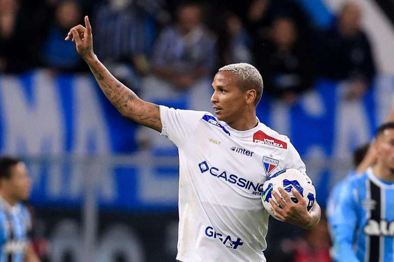 Deyverson (Fortaleza) celebrando seu gol contra o Grêmio, no dia 29.07.2025 