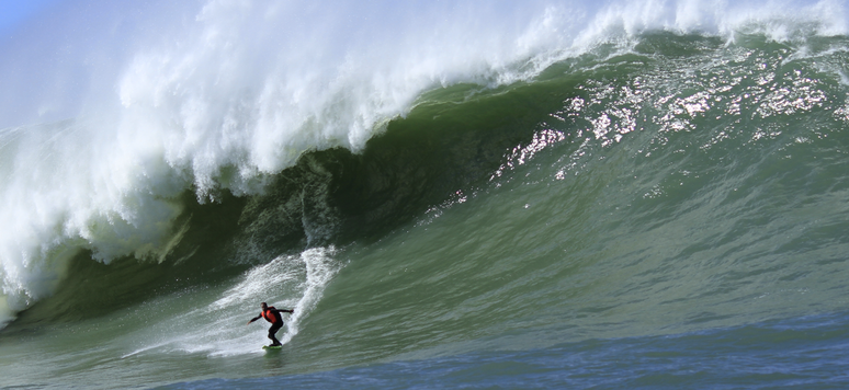 Surfista Marco Polo durante onda que pode ser a maior já registrada no Brasil
