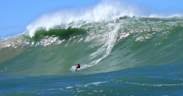 Surfista Marco Polo durante onda que pode ser a maior já registrada no Brasil