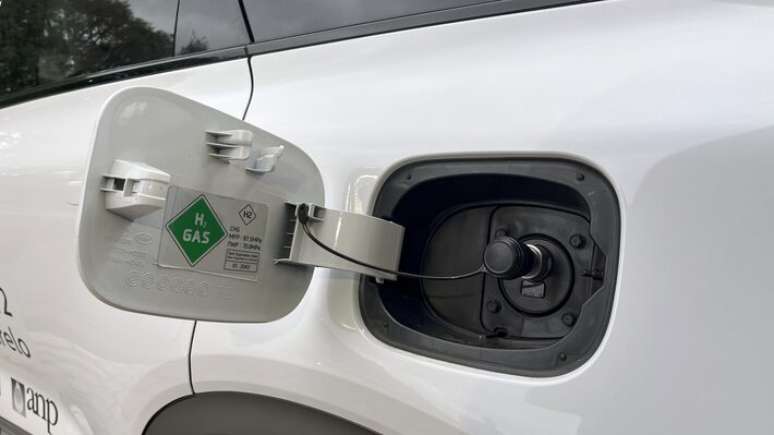 Bocal de abastecimento do Hyundai Nexo tem um bico para receber o hidrogênio pressurizado