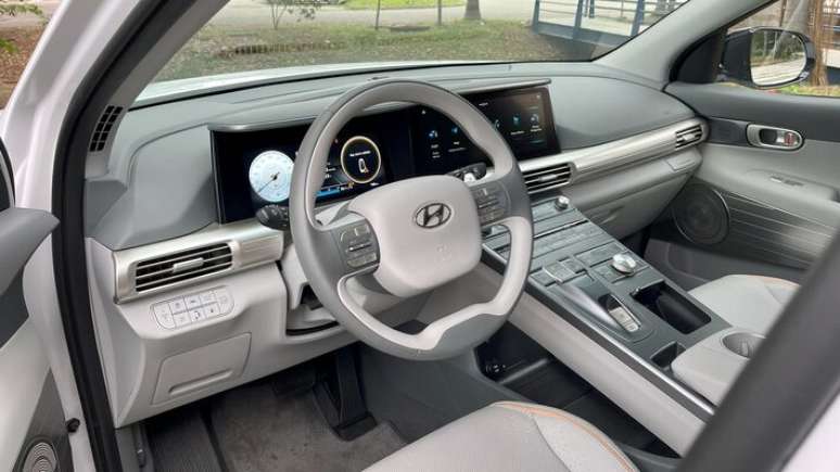 Reestilização deixou o painel do Hyundai Nexo mais moderno, com duas grandes telas no topo