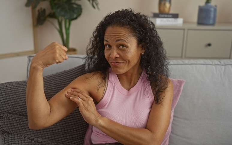The best flexions to do at home to eliminate relaxation and cellulite in your arms: all you need is a wall