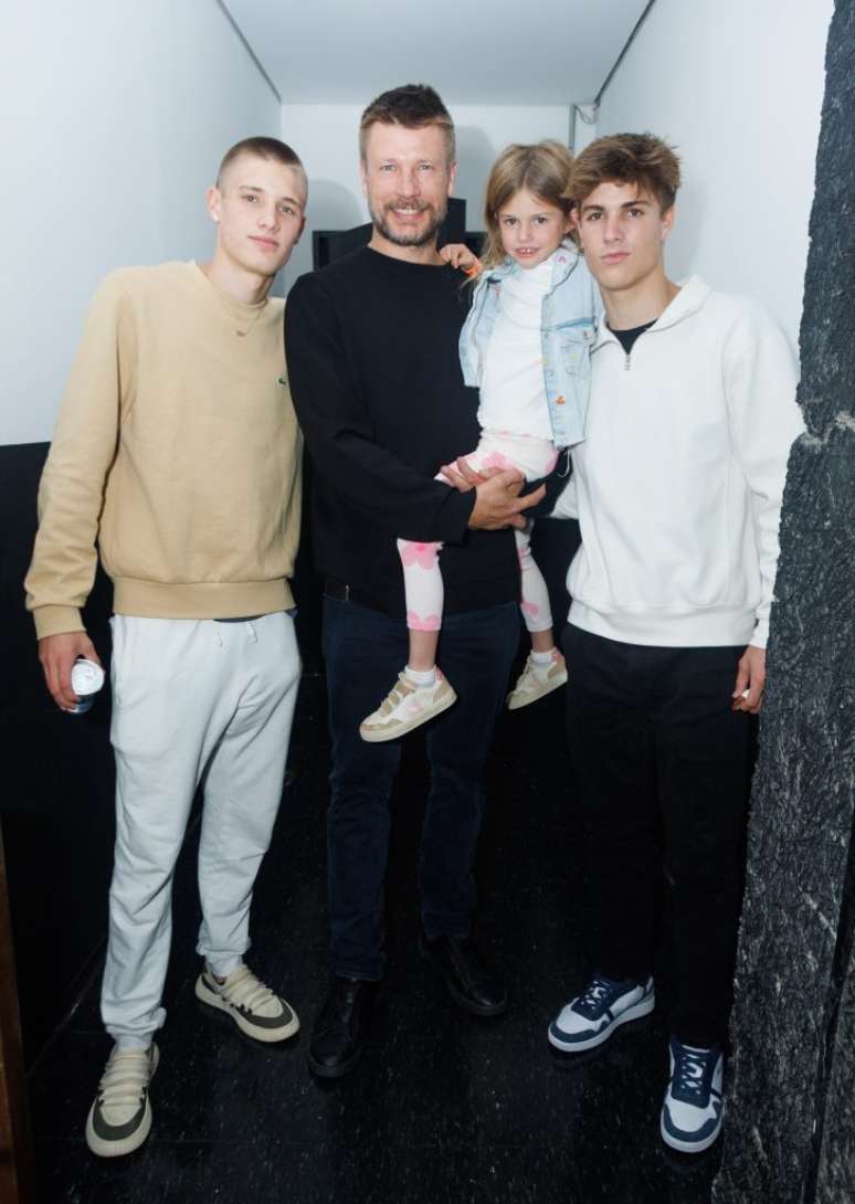 Face of the Father! Discreet, Rodrigo Hilbert poses with his children during an event in SP