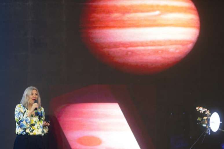 Astrônoma brasileira Duília de Mello durante palestra na Rio Innovation Week.