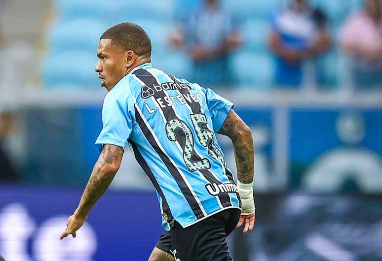 Contratação de Lucas Esteves no Grêmio teve caráter de urgência para amenizar carência na lateral esquerda –